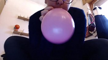 Questi palloncini colorati fanno eccitare così tanto tua madre che ci squirta sopra come non mai