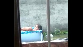 Foram flagrados na piscina de ladinho