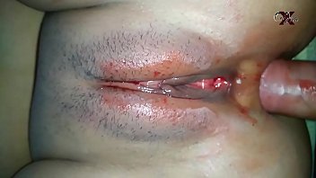 ECHAMELO EN EL CULO!!! Follando con mi compañera, Ella está con su regla, le saco sangre y le lleno de semen en el culo ... pov anal