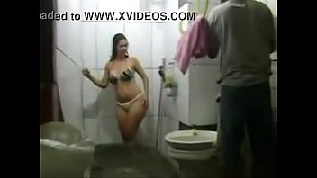 REAL - Esposa safada toma banho na frente dos pedreiros enquanto marido trabalha