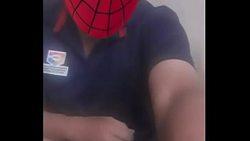 Spiderman muestra sus huevos