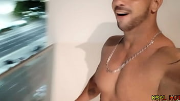 Mike Hot Depois Do Atendimento em Copacabana, Com Sua Piroca Estalando Não Resiste e Bate Uma Punheta No Banho Para Seus Fâs