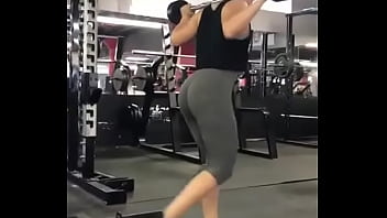 Mujer en el gym ¡que buen culote!